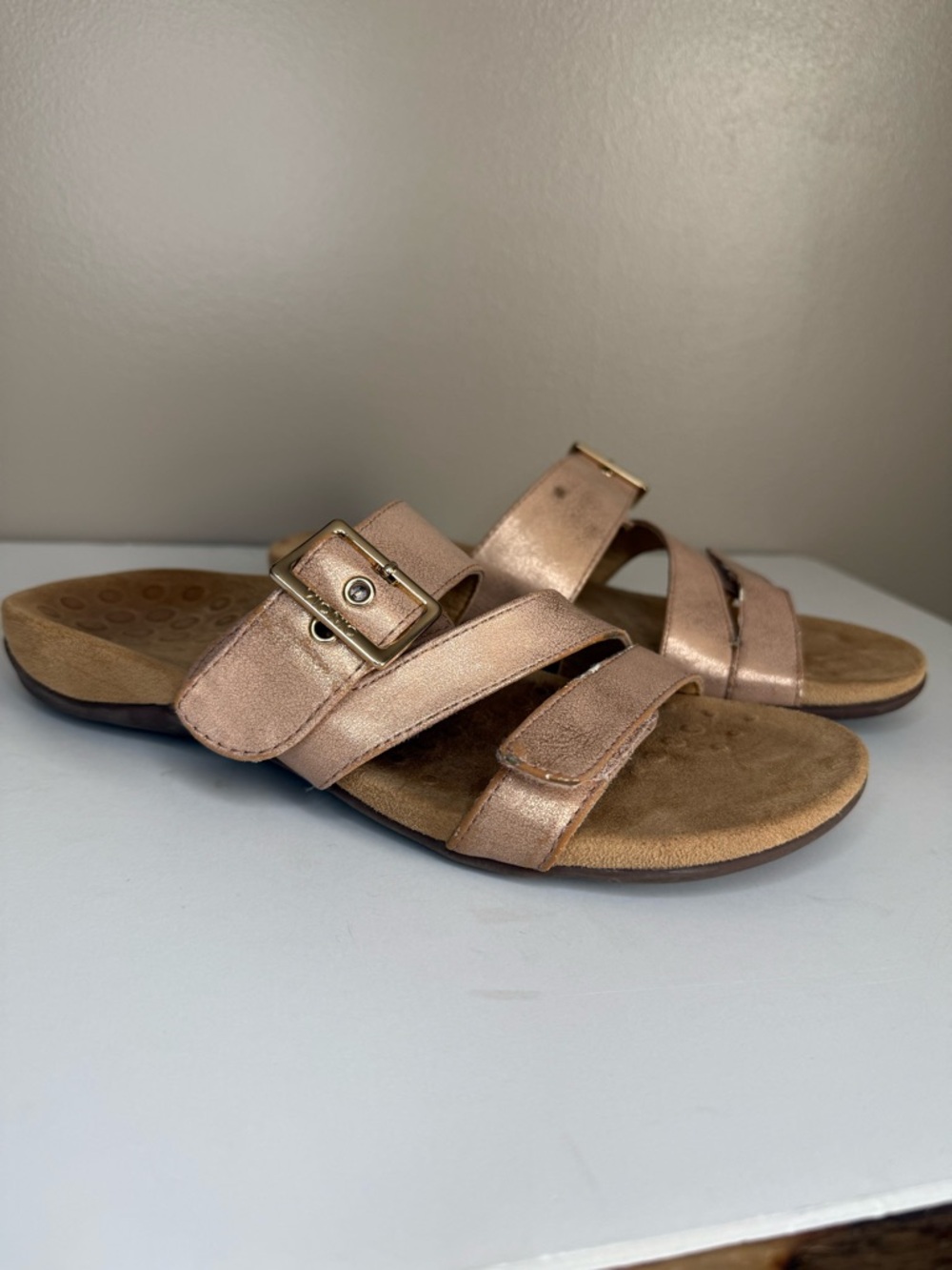Vionic Metallic Rose Gold Skylar Orthotic Adjustable Slide Three Strap Sandal 7